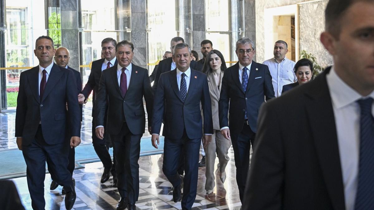 Son dakika... CHP'de beklenen oldu! Özgür Özel ve 90 vekil istifa etti