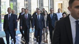 Son dakika... CHP'de beklenen oldu! �zg�r �zel ve 90 vekil istifa etti