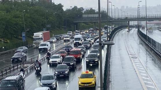 İstanbul'da yağış mesaisi başladı! Sağanak trafiği olumsuz etkiledi