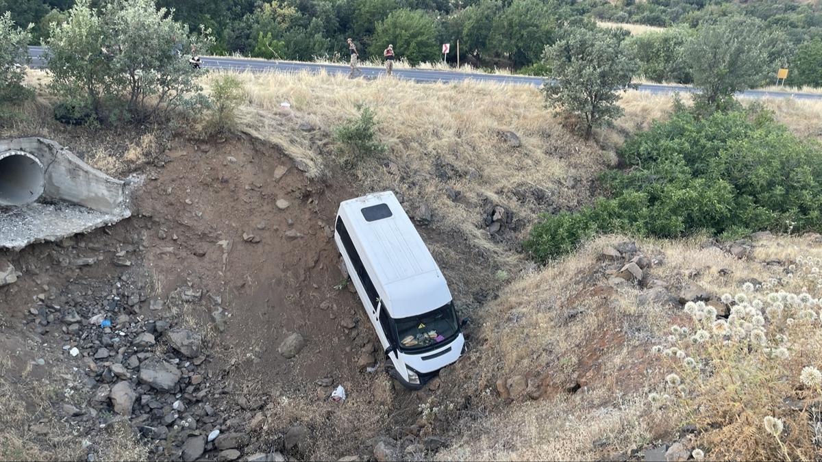 Tarım işçilerini taşıyan minibüs şarampole devrildi