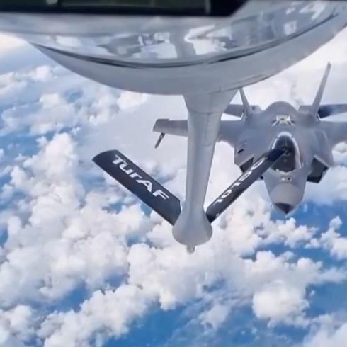 G�ky�z�nde T�rk imzas�! F-35'e havada yak�t deste�i