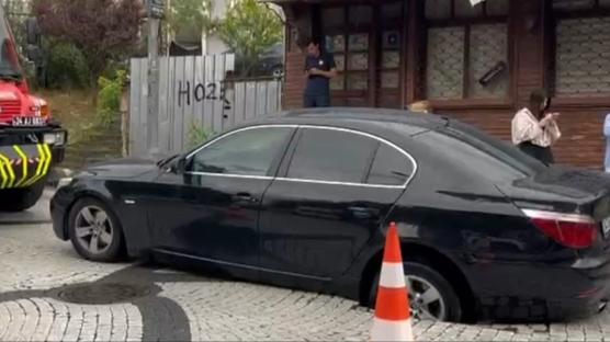 �stanbul'da korku dolu anlar! Seyir halinde otomobil ��ken yola d��t�