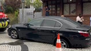 �stanbul'da korku dolu anlar! Seyir halinde otomobil ��ken yola d��t�
