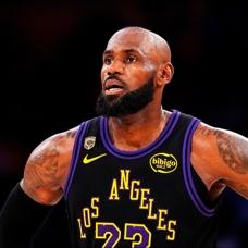 LeBron James, NBA kariyerinde 4. farkl� tak�mda forma giyecek