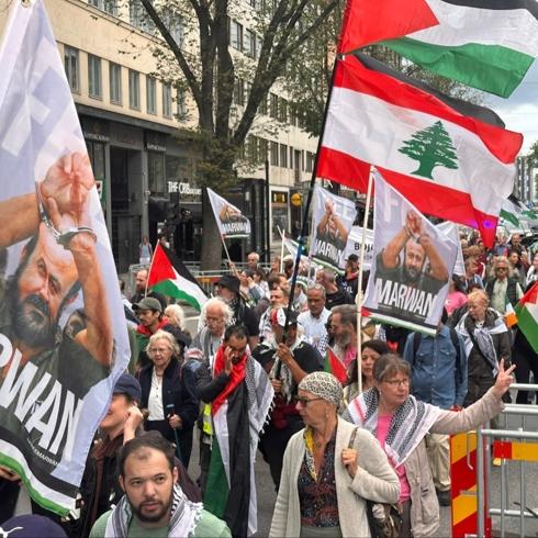 Soyk�r�mc� �srail'e �sve�'te protesto: Filistin bayraklar�yla sokaklara indiler