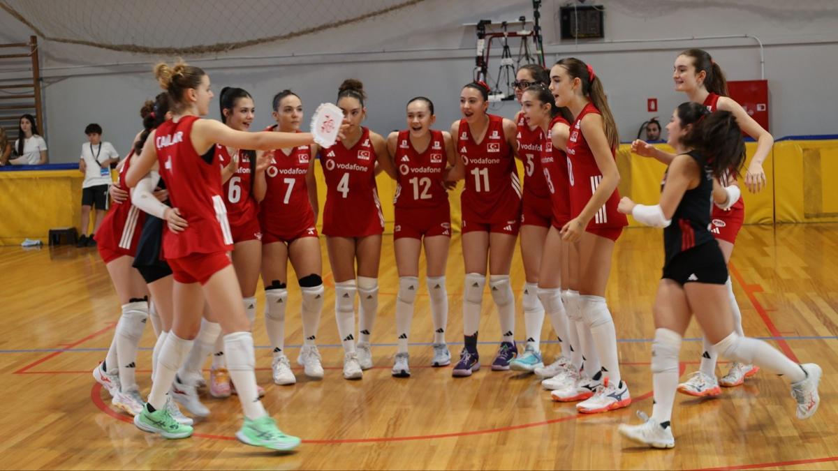 16 Ya� Alt� Milli Voleybolcular, Balkan'�n zirvesinde!
