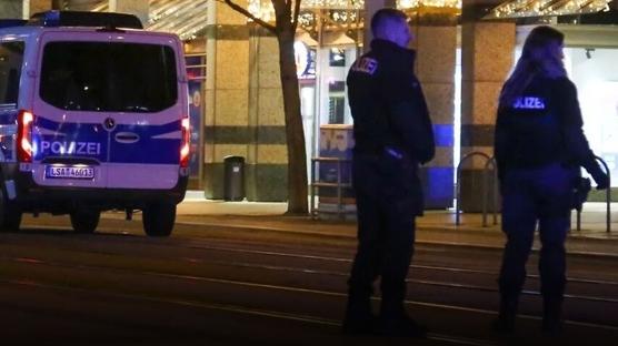 Berlin'de dehşet gecesi: Minibüs yürüyüş yapanların arasına daldı... Ölü ve yaralılar var