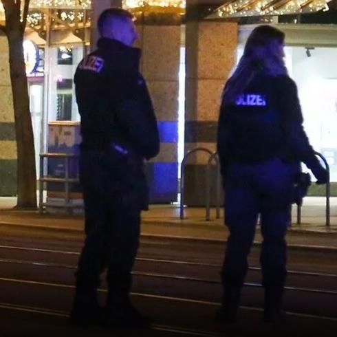 Berlin'de deh�et gecesi: Minib�s y�r�y�� yapanlar�n aras�na dald�... �l� ve yaral�lar var