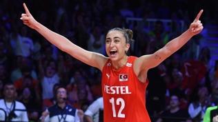 Elif Şahin: Santarelli bize sahada çok yardımcı oluyor