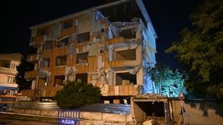 �stanbul'da korkutan g�r�nt�! Y�k�m bekleyen binada pe� pe�e ��kme