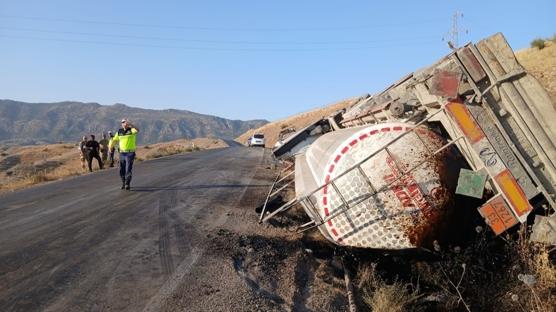 Şırnak'ta devrilen tankerin sürücüsü yaralandı