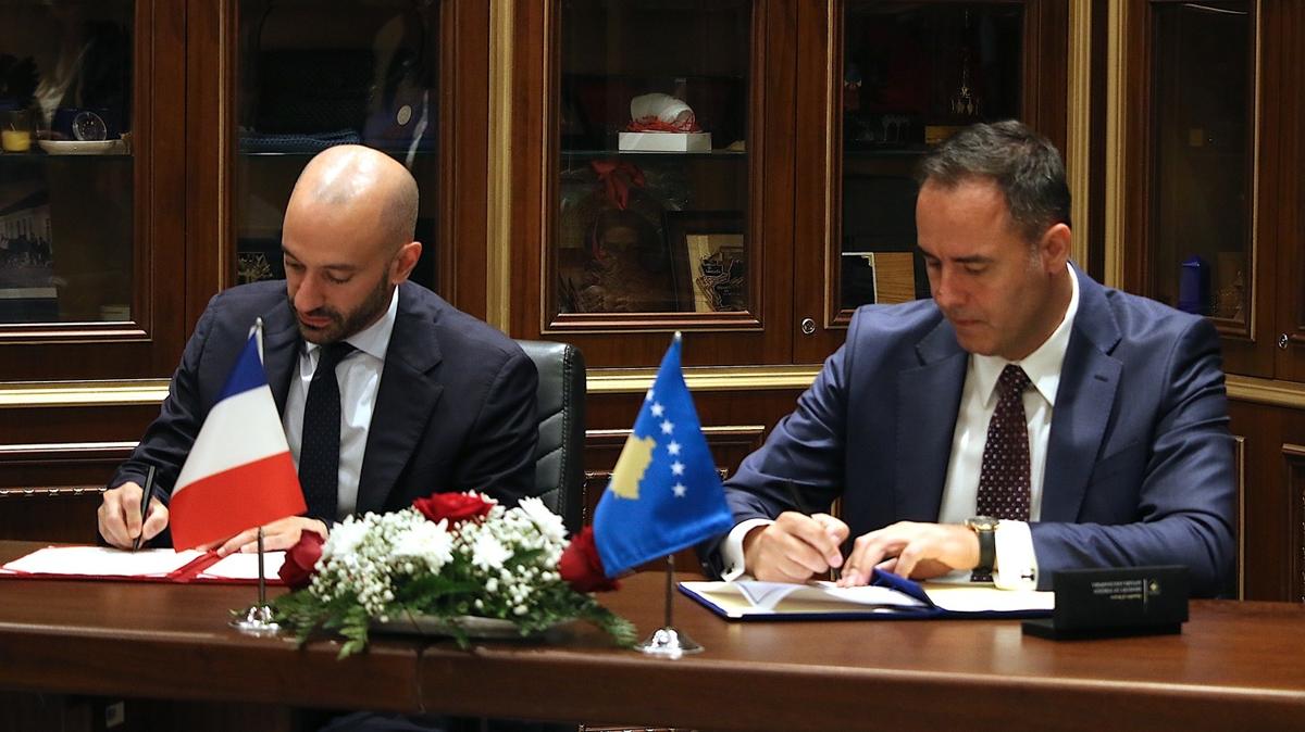 60 milyon avroluk krediye onay! Kosova ile Fransa aras�nda 5 anla�ma imzaland�