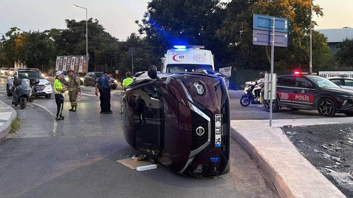 Bak�rk�y'de ref�je �arpan otomobil devrildi
