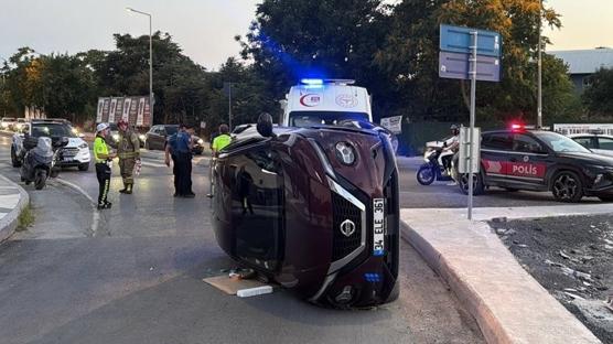 Bak�rk�y'de ref�je �arpan otomobil devrildi