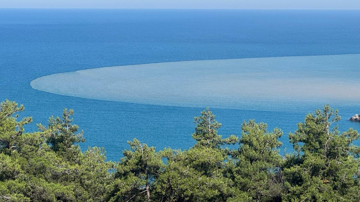 Bart�n'da denizin rengi de�i�ti! Irmaktan gelen �amurlu su k�y�y� kaplad�