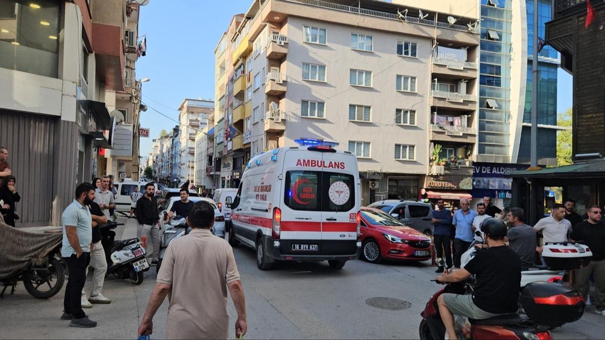 Bursa'da cadde ortas�nda silahl� kavga: 21 ya��ndaki gen� vuruldu, ��pheli ka�t�