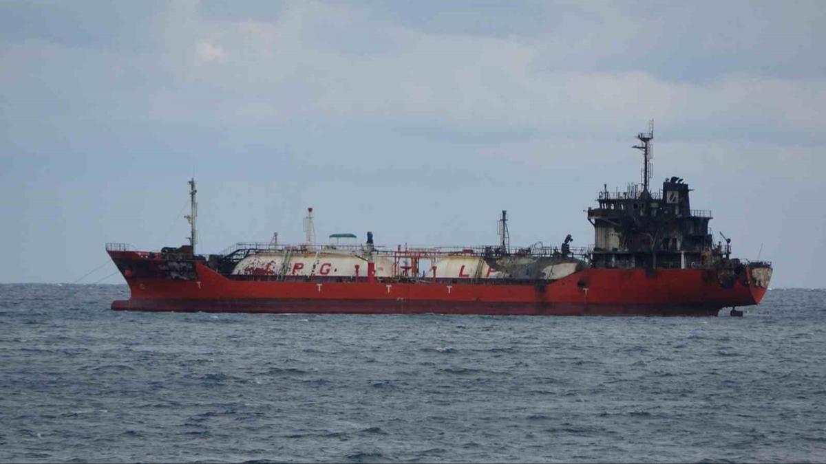 Karadeniz'de y�ksek tansiyon: Sald�r�ya u�rayan gemi Trabzon'a demirledi