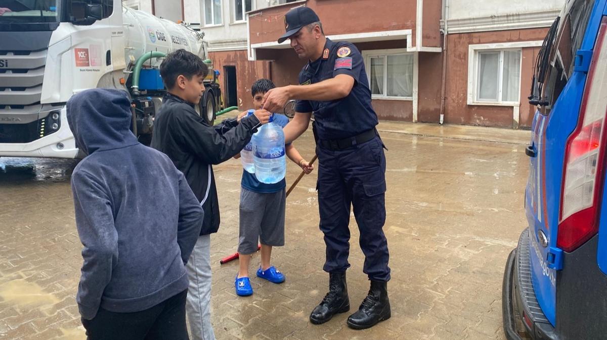 Kastamonu'da yaralar sar�l�yor! Cide'de 800'e yak�n personel sahada