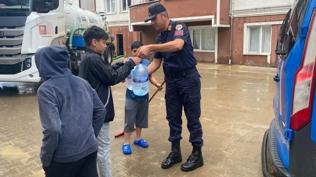 Kastamonu'da yaralar sar�l�yor! Cide'de 800'e yak�n personel sahada