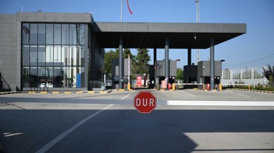 Kom�uda grev krizi! 2 s�n�f kap�s�nda ge�i�ler durduruldu