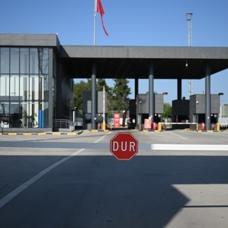 Kom�uda grev krizi! 2 s�n�f kap�s�nda ge�i�ler durduruldu