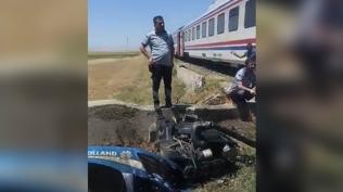 Mu�'ta ilgin� kaza... Yolcu treni trakt�r� ikiye b�ld�