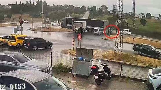 T�r otomobili s�r�kleyip takla att�rd�! 3 ki�inin yaraland��� kaza kamerada