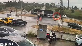 T�r otomobili s�r�kleyip takla att�rd�! 3 ki�inin yaraland��� kaza kamerada