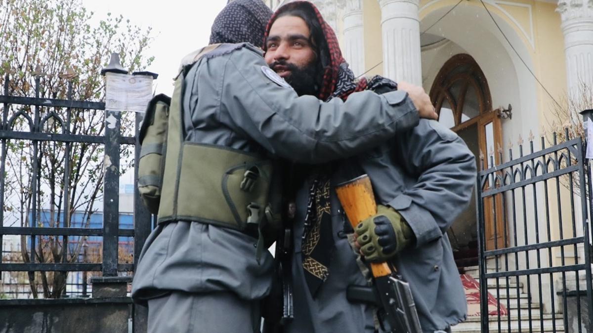 Afganistan'da silahl� sald�r�: Ofise giderken kur�unlar�n hedefi oldu