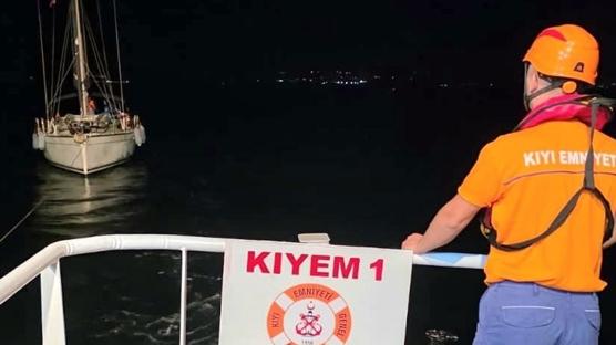 Bozcaada a��klar�nda panik! S�r�klenen tekne son anda kurtar�ld�