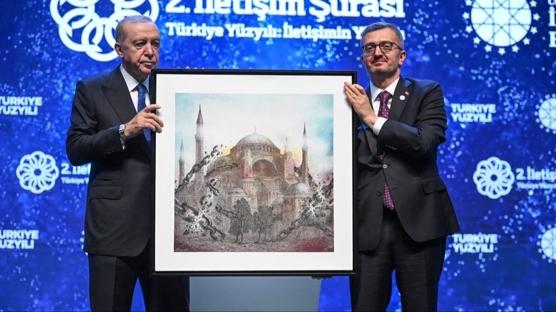 Cumhurba�kan� Erdo�an'a 2. �leti�im �uras�'nda Ayasofya tablosu hediye edildi