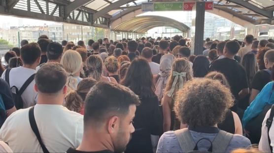 �stanbul'un 'y�r�yen merdiven' imtihan�: Metrob�ste insan seli olu�tu