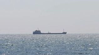 Karadeniz'de tansiyon y�kseldi! Rusya askeri y�k ta��yan gemiyi hedef ald�