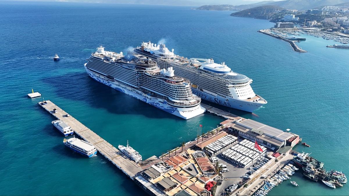 Kuşadası'na kruvaziyerle turist akını! 9 bin yolcu limana ayak bastı