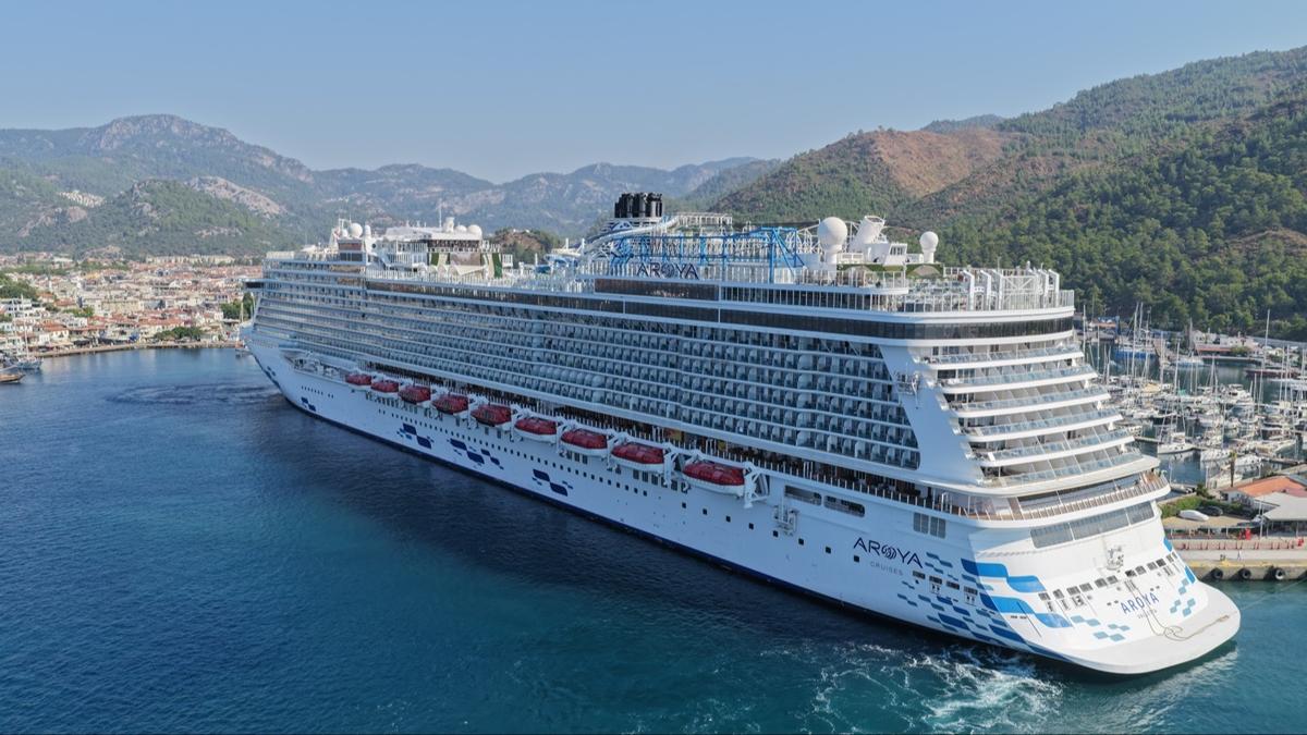 'Aroya' kruvaziyeriyle Marmaris'e demir attı! 3 bin 633 turist ilçeye akın etti