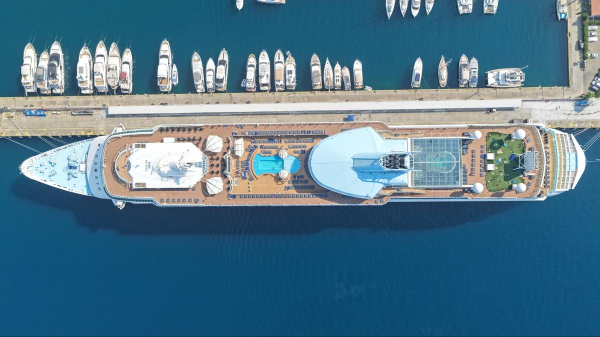 Alanya'ya kruvaziyerle turist akını: 1807 yolcu limana ayak bastı
