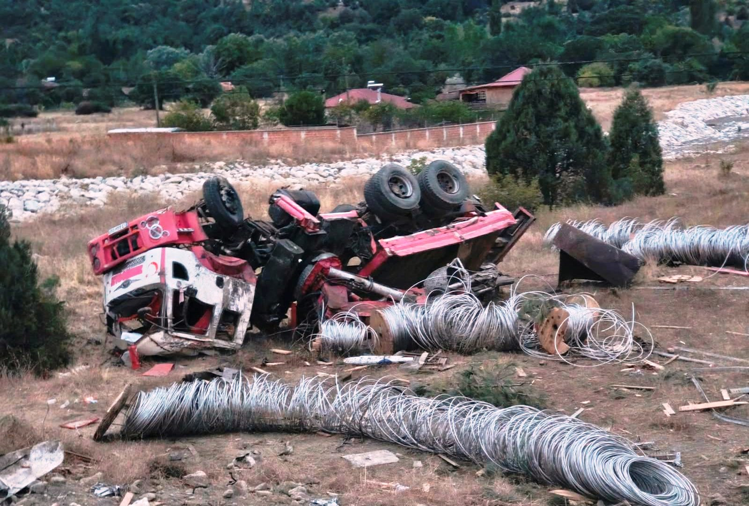 Sinop'ta tel y?kl? vin? tarlaya devrildi: 23 ya??ndaki gen? hayat?n? kaybetti