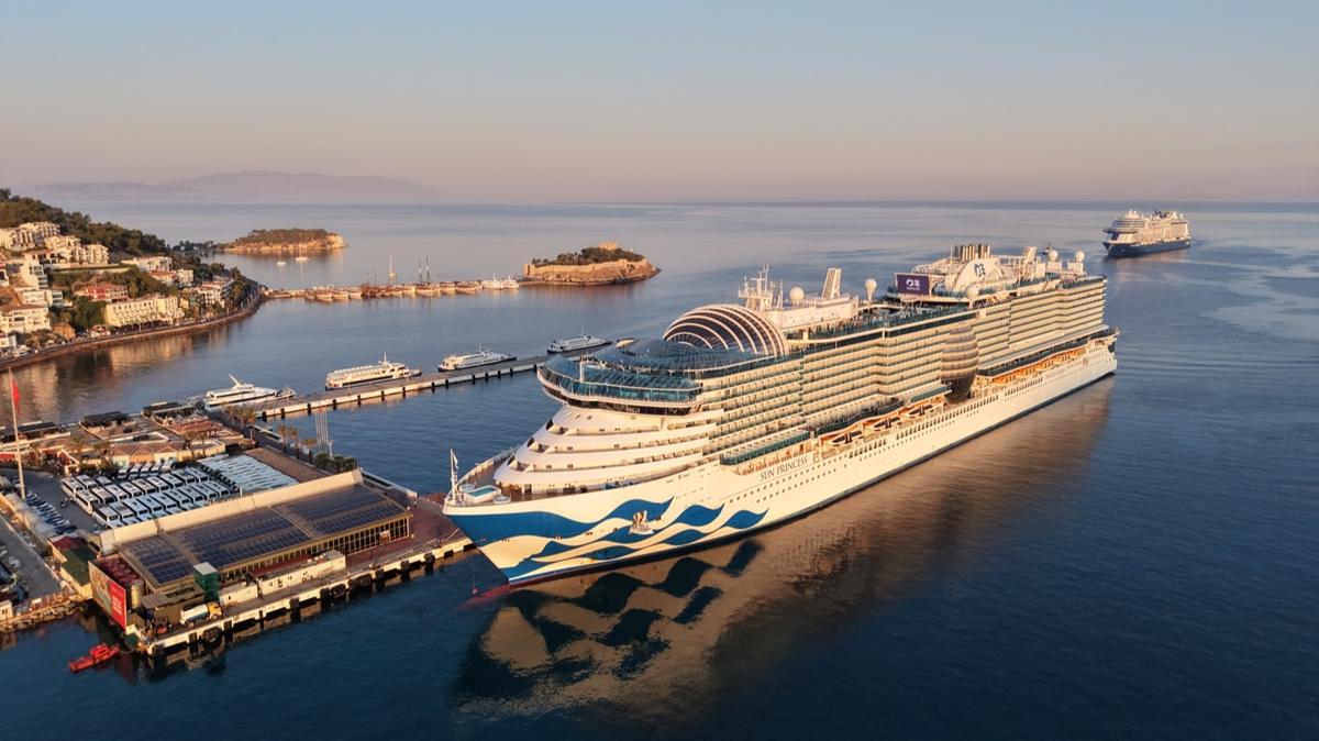 Kuşadası'na turist akını! Binlerce ziyaretçi limana ayak bastı