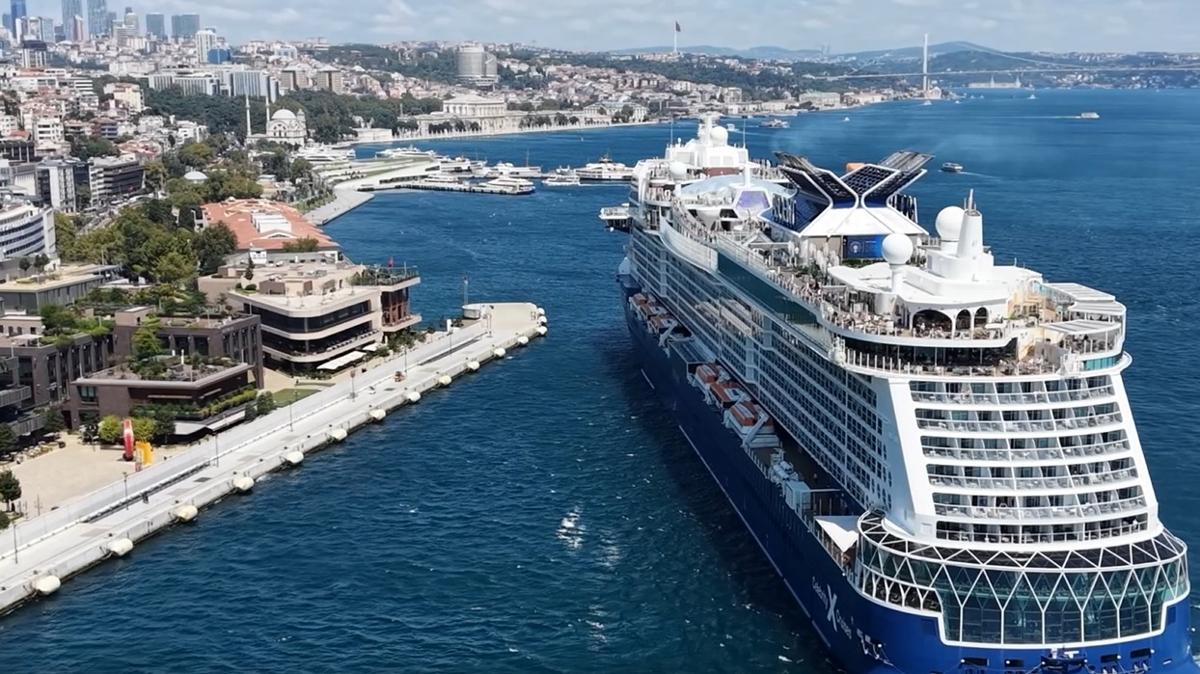 327 metrelik dev İstanbul Boğazı'nda! Yolcu gemisi Galataport'a yanaştı