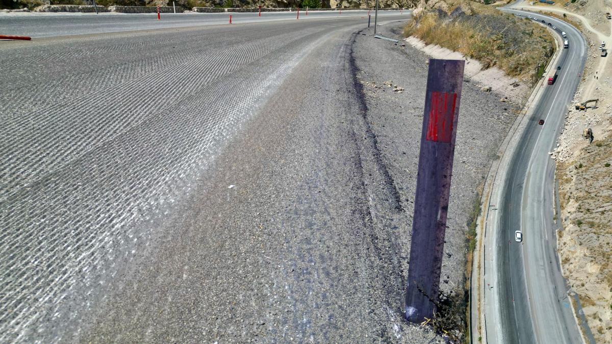 Sürücülere kabus yaşatmıştı! Karayoluna dökülen boya kazınarak çıkarıldı