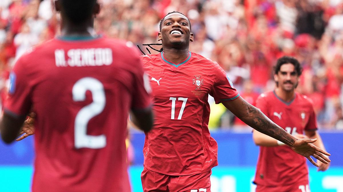 Galatasaray pazarlık masasında! Rafael Leao ve Ism…