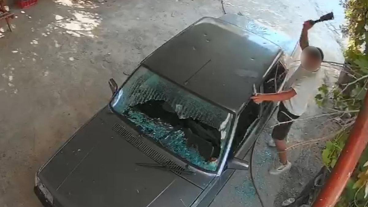 Gözü dönmüş adam dehşet saçtı! Satırla camları kırdı, lastikleri patlattı