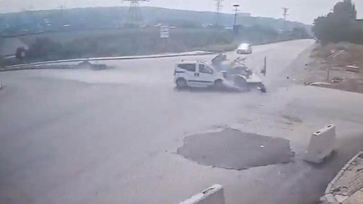 Kaza anı saniye saniye kaydedildi: Osmaniye'de iki araç kafa kafaya çarpıştı