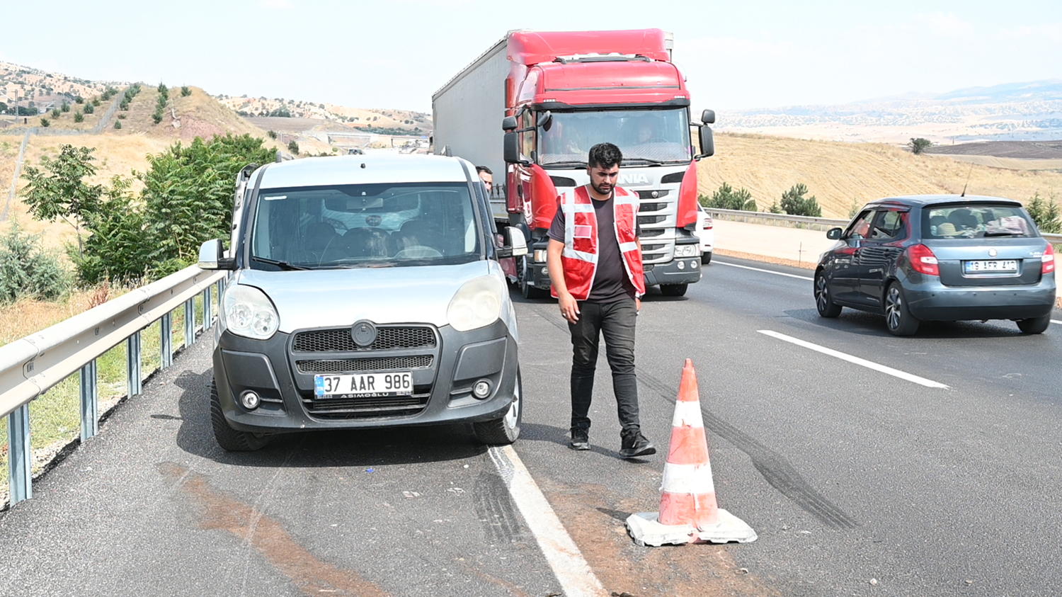 Kırıkkale'de çarpışan pikap ile hafif ticari araçtaki 5 kişi yaralandı