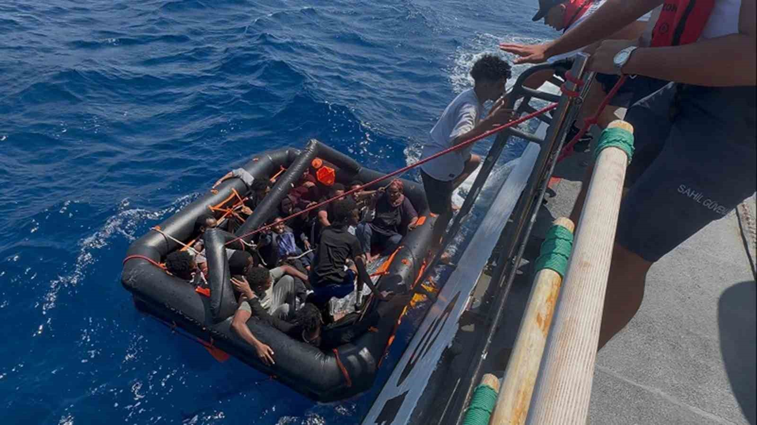 Yunanistan 16 düzensiz göçmeni ölüme terk etti