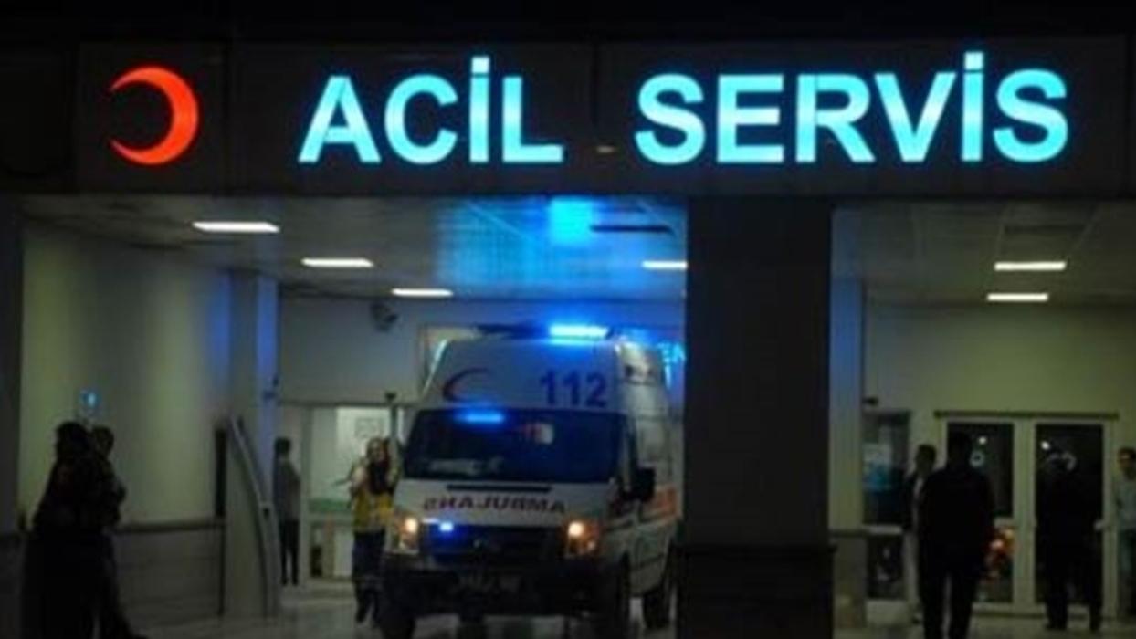 Annesiyle yolun karşısına geçiyordu! Otomobil çarptı, çocuk aracı altında kaldı