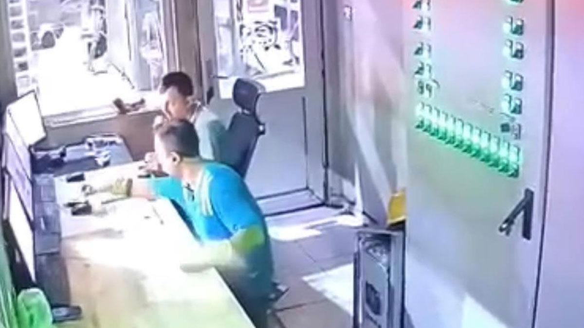 Fabrikada patlama anı kamerada! Çakmağı çaktı, oda havaya uçtu