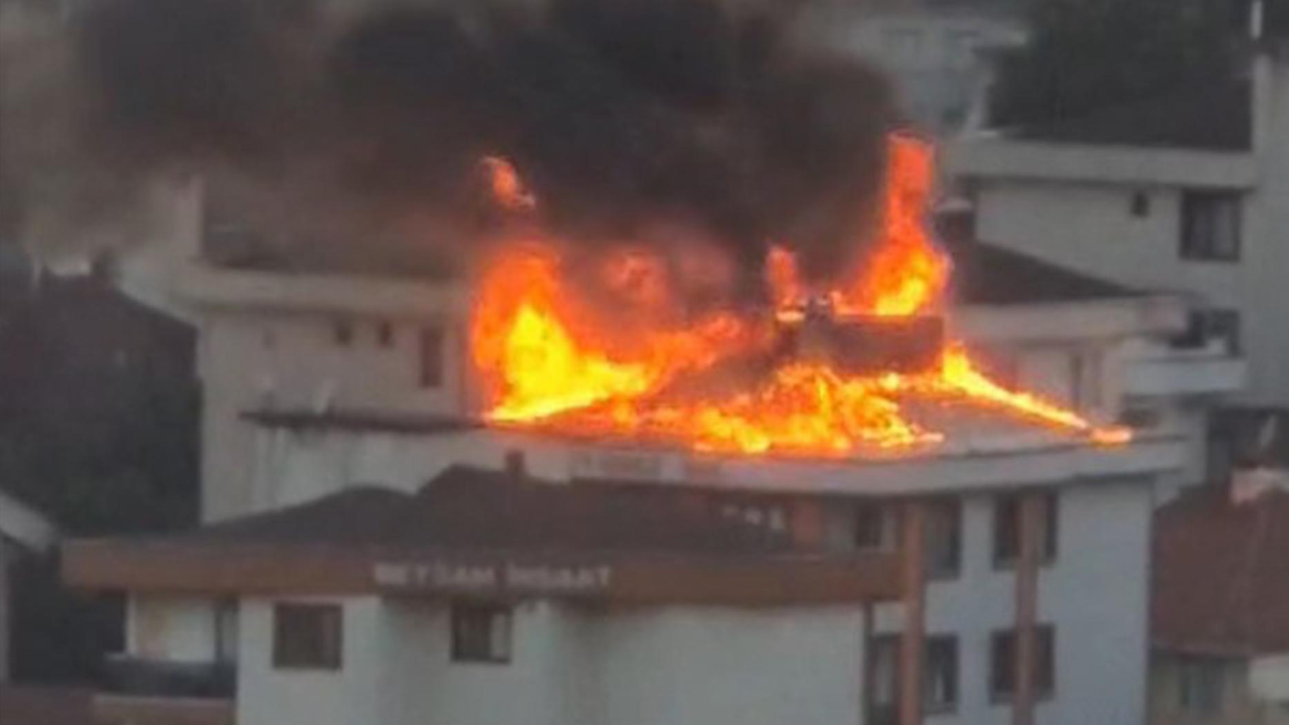Ümraniye'de 5 katlı binada yangın paniği... Çatı alevlere teslim oldu