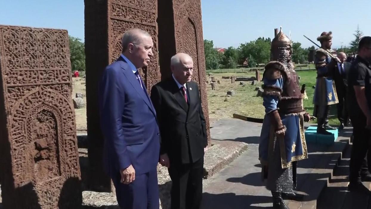 Malazgirt Zaferi'nin 955'inci yıl dönümü! Cumhurbaşkanı Erdoğan ve Bahçeli'den Selçuklu Kabristanı'na ziyaret