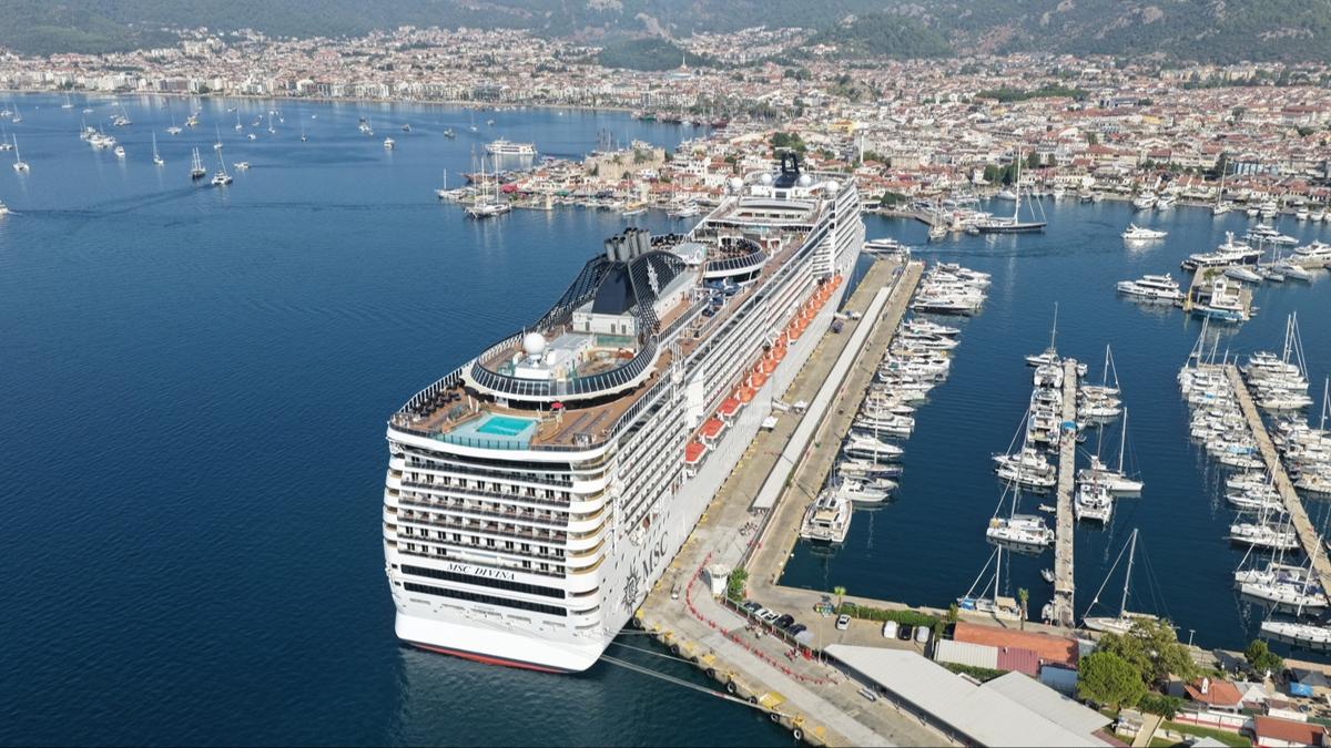 Marmaris'e kruvaziyerle turist akını! 4 bin 239 yolcu limana ayak bastı